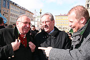 Zeigte seine rote Weste: Wiesn-Wirtesprecher Toni Roiderer (Fot: Martin Schmitz)